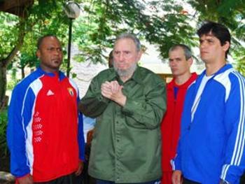 Fidel Castro vuelve a vestir el verde olivo