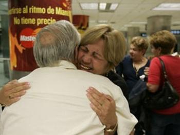 Inmigrantes cubanos perderán beneficios por cambios en programa de reunificación familiar