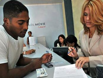 Cuba rebaja servicio de celulares en busca de más usuarios