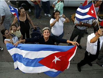 Familiares de los cubanos repatriados se lamentan en Quito por las nuevas normativas puestas en vigor. Foto: El Comercio