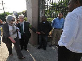 Judy Gross encabeza la vigilia del pasado lunes frente a la Oficina de Intereses de Cuba en Washington DC