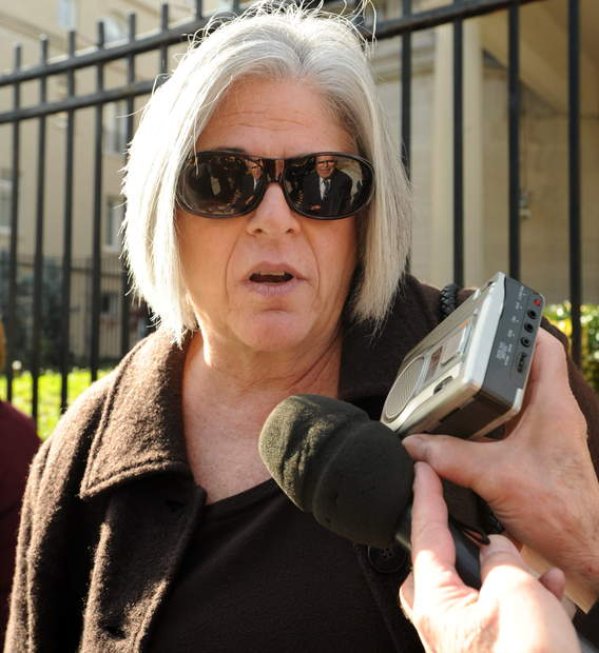 Judy Gross durante la vigilia del 28 de noviembre frente a la Sección de Intereses de Cuba en Washington.