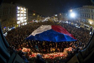 Miles de personas rinden tributo a Vaclav Havel en Praga. Foto: Lucas Korinek.