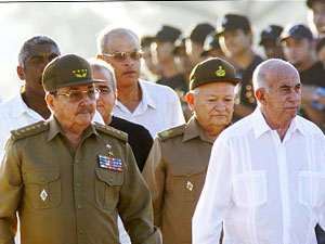 Raúl Castro junto al vicepresidente José Ramón Machado Ventura. Detrás, el Comandante de la Revolución Guillermo García Frías.