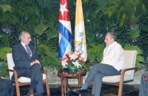 Raul Castro junto al doctor Alberto Gasbarri, que preside la delegacion de la Santa Sede.