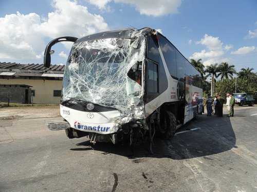 Así quedó el ómnibus Yutong tras el accidente de Rodas.
