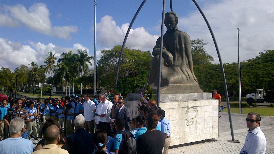 Acto organizado por la Embajada cubana frente a la estatua de Marti.