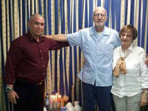 Alan Gross junto a Adela Dworin y David Prinstein, presidenta y vicepresidente de la Comunidad Hebrea de Cuba.