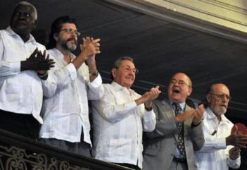 El poder y la gloria: Raúl Castro junto a Abel Prieto, Miguel Barnet y Roberto Fernandez Retamar.