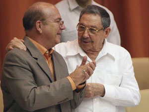 Raul Castro y Miguel Barnet: cuchicheos por el 50 aniversario de la UNEAC.