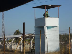 Un guardia supervisa a prisioneros en bloquera de la prisión de Melena del Sur 