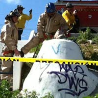 Bomberos extraen el cadáver de Iztel Fontes, joven de Tijuana presuntamente asesinada por el cubano Henry Fuentes Padilla.