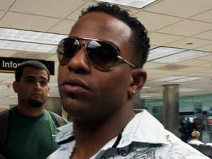 El pelotero cubano Yoennis Céspedes a su llegada a Miami