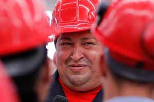 Hugo Chavez durante su recorrido por una fabrica de Barinas el martes.