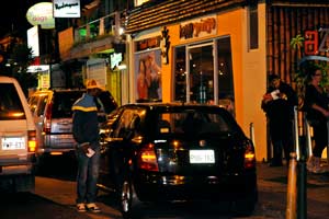Inmigrantes cubanos trabajan en las calles de La Mariscal, zona cosmopolita de Quito.