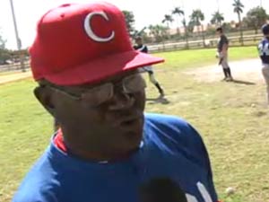 El legendario pelotero cubano Agustín Marquetti, en su academia de béisbol en Miami