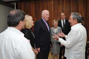 Raúl Castro recibe a  dos senadores de EEUU que visitan Cuba
