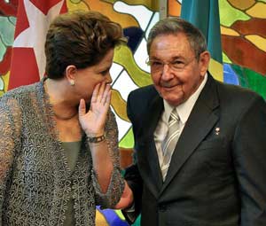 La presidenta de Brasil, Dilma Rousseff, durante un encuentro con el gobernante Raúl Castro