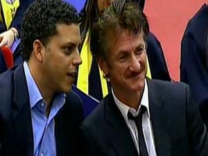 Sean Penn (der) durante el acto de graduacion de la escuela de Medicina Salvador Allende en Venezuela