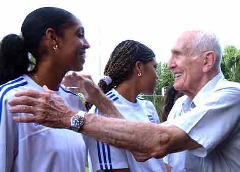 El Gallego Fernández durante un acto de agasajo a deportistas cubanas.