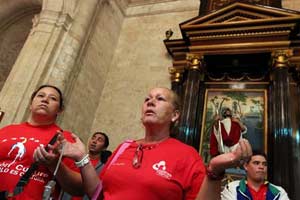 Feligreses y partidarios de Chávez rezan por su salud en la Catedral habanera.