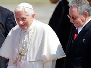 El Papa Benedicto XVI y el gobernante cubano Raúl Castro a su llegada a Santiago de Cuba