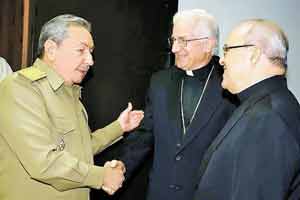 Raul Castro junto al obispo Dionisio Garcia y el Cardenal Jaime Ortega en mayo del 2010.
