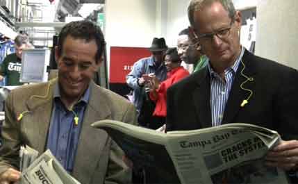 El editor Neil Brown (izq.) y el presidente de Times Publishing Paul Tash leen el primer ejemplar del Tampa Bay Times, el 1 de enero del 2012