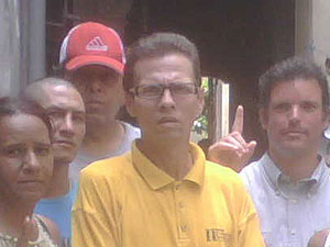 Vladimir Calderón Frías, con pulóver amarillo, líder de un grupo disidente que ocupa una iglesia habanera