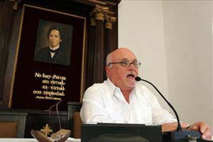 Carlos Saladrigas durante su disertación en el Seminario San Carlos de La Habana.