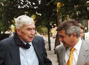 El abogado Arturo Hernandez (der.) conversa con Luis Posada Carriles durante las sesiones del juicio en El Paso, Texas.