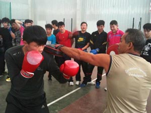 El boxeador cubano Bautista Hernández (der) entrenando a jóvenes chinos