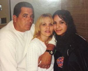 Danilo Curbelo junto a su esposa e hija.