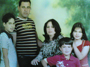 Familia Omran-Portocarrero en 2007. Kais aparece a la izquierda al lado de su padre, la madre, Niurka, en el centro.