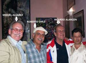 De izquierda a derecha, Miguel Alvarez, el realizador Roberto Chile, Alarcon y un desconocido.