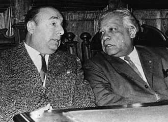Pablo Neruda (izq.) y Nicolas Guillen en el aula Magna de la Universidad de La Habana en 1960.