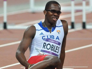 El cubano Dayron Robles cae lesionado en la final de 110 m con vallas en Londres