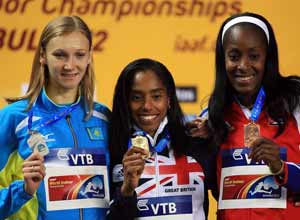 Yamilé Aldama (al centro) exhibe su medalla de oro durante la premiación en el Campeonato Mundial de Estambul, Turquía, el pasado marzo.