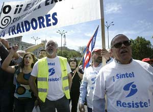 Protesta de ex trabajadores de SINTEL en Madrid pidiendo justicia.