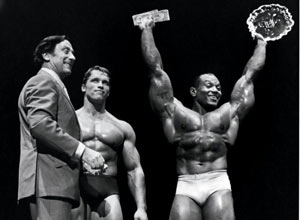 Sergio Oliva (der.) en la ceremonio de premiación del Mr. Olympia 1969, cuando derrotó a Arnold Schwarzenegger.