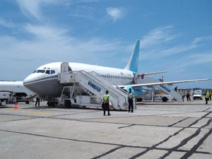 Avión llega a Santiago de Cuba desde EEUU