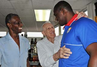 José Ramón Fernández (al centro) recibe a la delegación cubana a los Juegos Olímpicos de Londres. El hombre que se resiste al retiro, a pesar de los años.