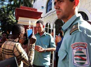 Desde este lunes miles de cubanos inundan las oficinas de Inmigración y del Carnet de Identidad para solicitar el pasaporte con la idea de viajar al extranjero.