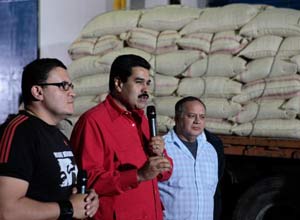 Nicolás Maduro (al centro) y Diosdado Cabello (der.), juntos en un acto para demostrar unidad. Los acompaña el ministro de Agricultura, Juan Carlos Loyo.