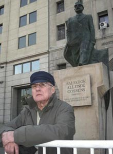 El ex diplomático y oficial de inteligencia Luis Fernández de Oña frente al monumento a Salvador Allende en Santiago de Chile, en el 2006.