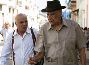 Enrique Molina (izq.) y Reynaldo Miravalles en una escena del filme Esther en alguna parte, estrenado la pasada semana en La Habana.