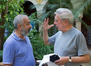 Leonardo Padura y Mario Vargas Llosa durante el encuentro en el Hay Festival de Cartagena de Indias, celebrado del 23 al 27 de enero. Foto: Daniel Mordzinski