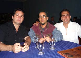 El escritor Angel Santiesteban (izq.), junto a Ernesto Morales (centro) y y Erwin Caro, en Cuba.