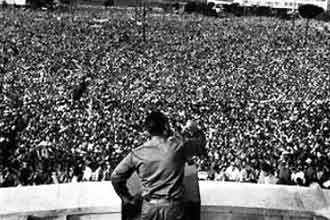 Histórica foto: el 2 de septiembre de 1960, Fidel Castro proclama la I Declaración de La Habana, aprobada por unanimidad en la Plaza de la Revolución.