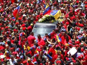 El féretro con el cuerpo de Hugo Chávez es conducido desde el hospital militar hasta la academia militar para ser expuesto en velatorio público